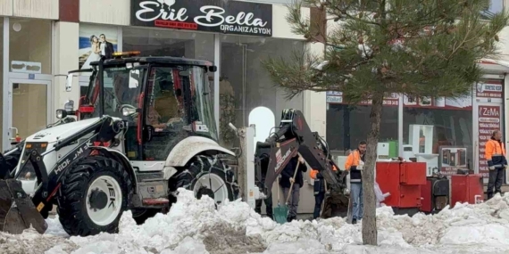 Kar kütlesinin altında kalarak hayatını kaybeden genç kız son yolculuğuna uğurlandı