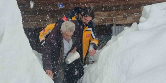 Kar nedeniyle evinde mahsur kalan hastayı sağlık ekipleri kurtardı