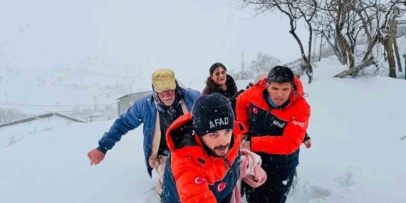 Kar, tipi, soğuk dinlemedi, AFAD 400 metre sırtında taşıdı