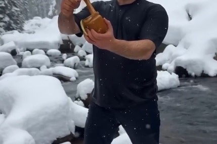 Kar ve soğuğa aldırmadı, ürününü tanıtmak için dereye girdi