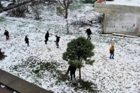 Kar yağışı altında futbol müsabakası  dronla görüntülendi