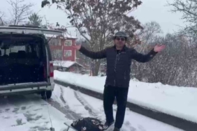 Kar yağışını aracın arkasına bağlanan kızaklarla kutladılar