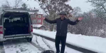 Kar yağışını aracın arkasına bağlanan kızaklarla kutladılar