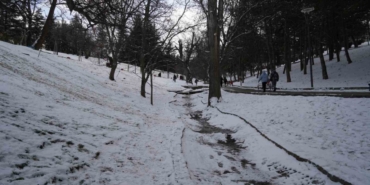 Kar yağışını fırsata çeviren Ankaralılar parklara akın etti