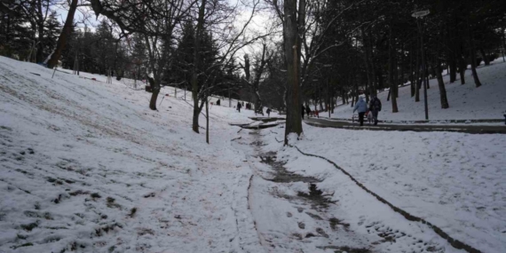 Kar yağışını fırsata çeviren Ankaralılar parklara akın etti