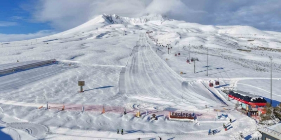 Kar yağışının ardından Erciyes’te kartpostallık görüntüler