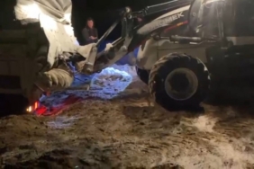 Kara saplanan araç, belediye ekipleri tarafından kurtarıldı