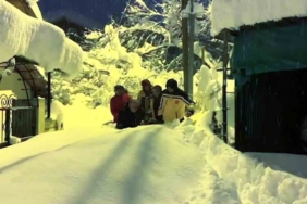 Karabük’te 80 santimetre karı aşıp yaşlı kadını taşıdılar