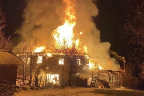 Karabük’te iki katlı ahşap ev küle döndü