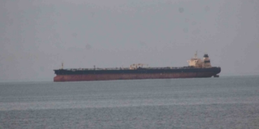 Karadeniz’de isabet alan petrol tankeri İnebolu’da demirledi