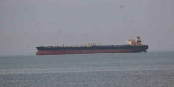 Karadeniz’de isabet alan petrol tankeri İnebolu’da demirledi