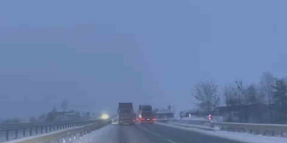 Karadeniz’i İstanbul’a bağlayan yolda kar yağışı etkili oluyor