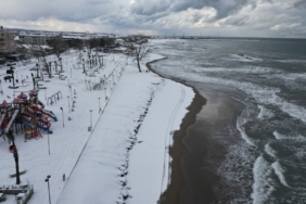 Karadeniz’in hırçın dalgaları karla buluştu, ortaya eşsiz fotoğraflar çıktı