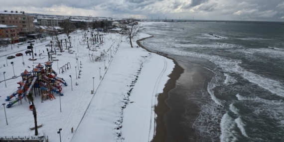 Karadeniz’in hırçın dalgaları karla buluştu, ortaya eşsiz fotoğraflar çıktı
