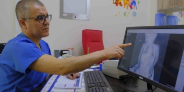 Karaman’da boğazına kumanda pili kalan kaçan bebek ölümden döndü