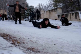 Karaman’da çocuklar karın keyfini kayarak çıkardı