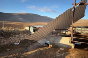 Karaman’da fırtınada uçan çatının altında kalarak yaşamını yitirdi