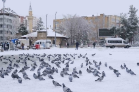 Karaman’da kar yağışı sevindirirken kartpostallık manzaralar oluştu