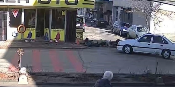 Karaman’da motosikletlinin yaralandığı kaza kameraya yansıdı