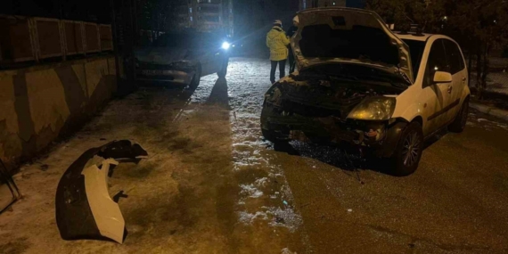 Karaman’da park halindeki 2 araca çarpan otomobilin sürücüsü kaza yerini terk etti