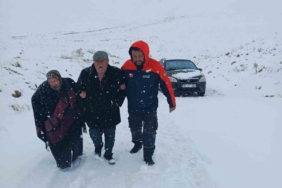 Karaman’da yolda kalan iki araçtaki 4 kişi kurtarıldı