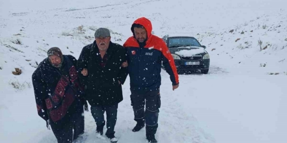 Karaman’da yolda kalan iki araçtaki 4 kişi kurtarıldı