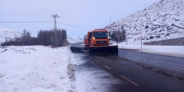 Karayolları ekipleri Bayburt’ta kar küreme ve tuzlama çalışması başlattı