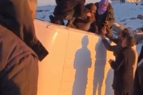 Karda devrilen minibüsteki yolcuları vatandaşlar kurtardı