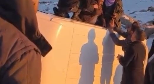 Karda devrilen minibüsteki yolcuları vatandaşlar kurtardı