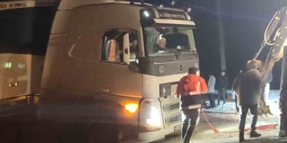 Karda mahsur kalan tır belediye ekipleriyle kurtarıldı