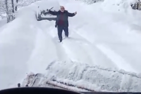 Kardan kapanan köy yolu açılınca oynadı