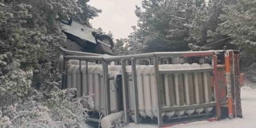 KARGAZ doğalgaz tırı devrildi: Sızıntı sebebiyle yol trafiğe kapatıldı