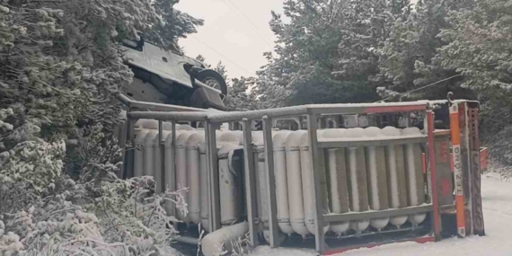 KARGAZ doğalgaz tırı devrildi: Sızıntı sebebiyle yol trafiğe kapatıldı