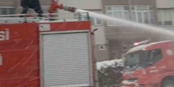 Karla kapanan yollar deniz suyuyla açılıyor