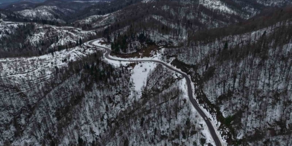Karla kaplanan 900 rakımlı Çam Dağı, kartpostallık görüntüler sundu