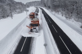 Karla kaplı Bolu Dağı’nda ‘Kar kaplanları’ böyle yolu açtı