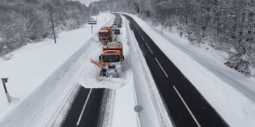 Karla kaplı Bolu Dağı’nda ‘Kar kaplanları’ böyle yolu açtı