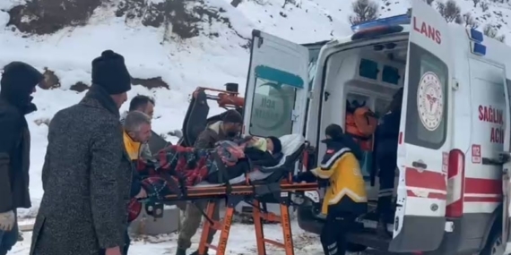 Karla kaplı mezrada hastaya ulaşmak için zamanla yarıştılar