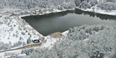 Karla kaplı orman içerisindeki gölet, kış manzarasıyla mest ediyor