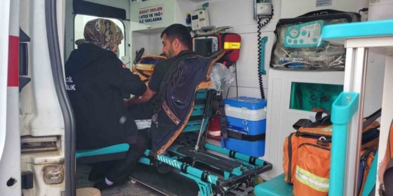 Karla mücadele ekipleri yolları açıyor, hastalara zamanında müdahale yapılıyor