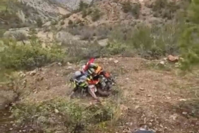 Karlı dağları cross motorlarla aşmaya çalıştılar: Zorlu yolculuk kamyonette son buldu