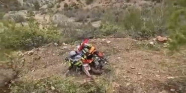 Karlı dağları cross motorlarla aşmaya çalıştılar: Zorlu yolculuk kamyonette son buldu