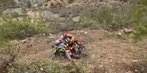 Karlı dağları cross motorlarla aşmaya çalıştılar: Zorlu yolculuk kamyonette son buldu