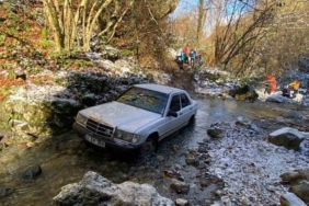 Karlı havada atletli bir adam, dere yatağında otomobilden 10 metre uzaklıkta ölü bulundu