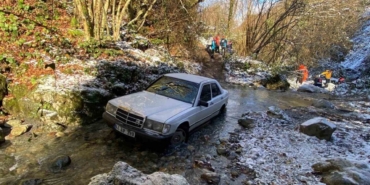 Karlı havada atletli bir adam, dere yatağında otomobilden 10 metre uzaklıkta ölü bulundu