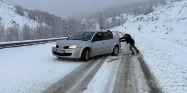 Karlı yolda birçok araç mahsur kaldı