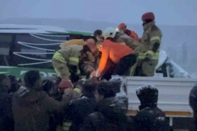 Karlı yolda kayan otobüs tıra çarptı: Yolcuları kurtarma çalışmaları sürüyor