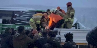 Karlı yolda kayan otobüs tıra çarptı: Yolcuları kurtarma çalışmaları sürüyor