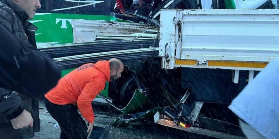 Karlı yolda kayan yolcu otobüsü tıra çarptı: 7 yaralı