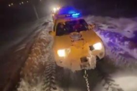 Karlı yolda mahsur kalan ekiplerin yardımına köylüler yetişti